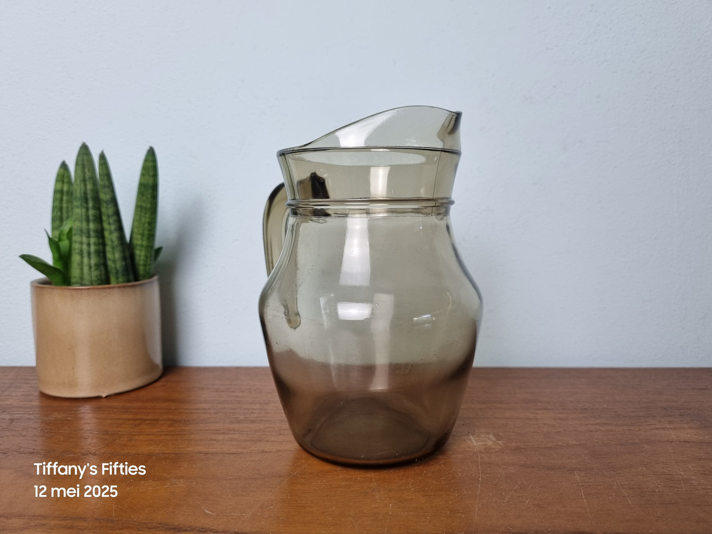 Vintage waterkan in rookglas