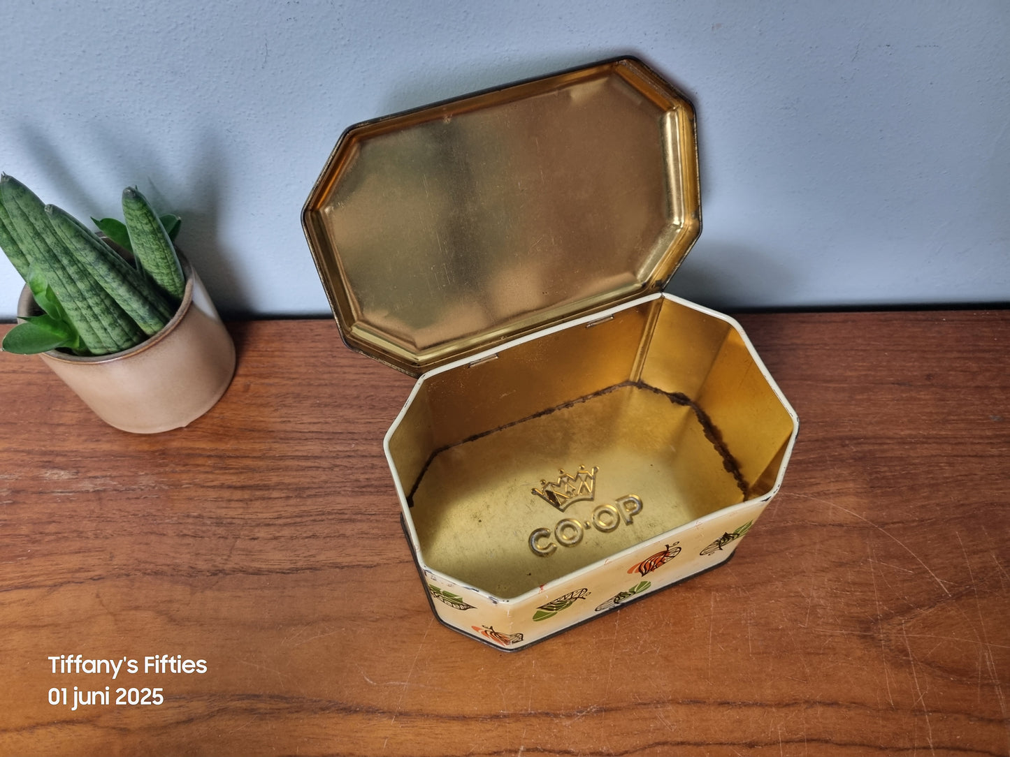 Vintage theeblik met bladmotief