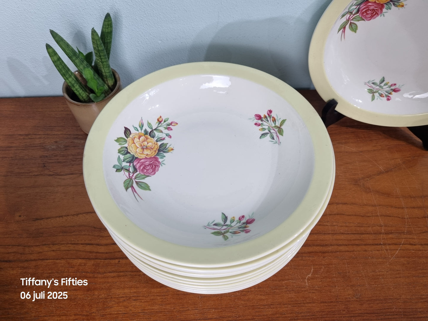 Diep bord P. Regout - roze en gele pioenroos