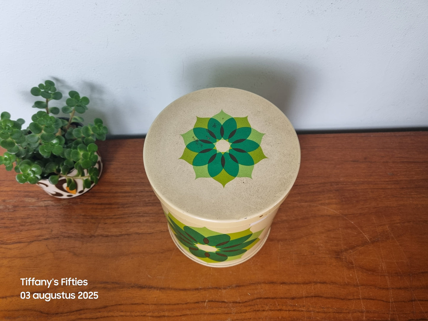 Retro voorraadblik groen bloemenmotief