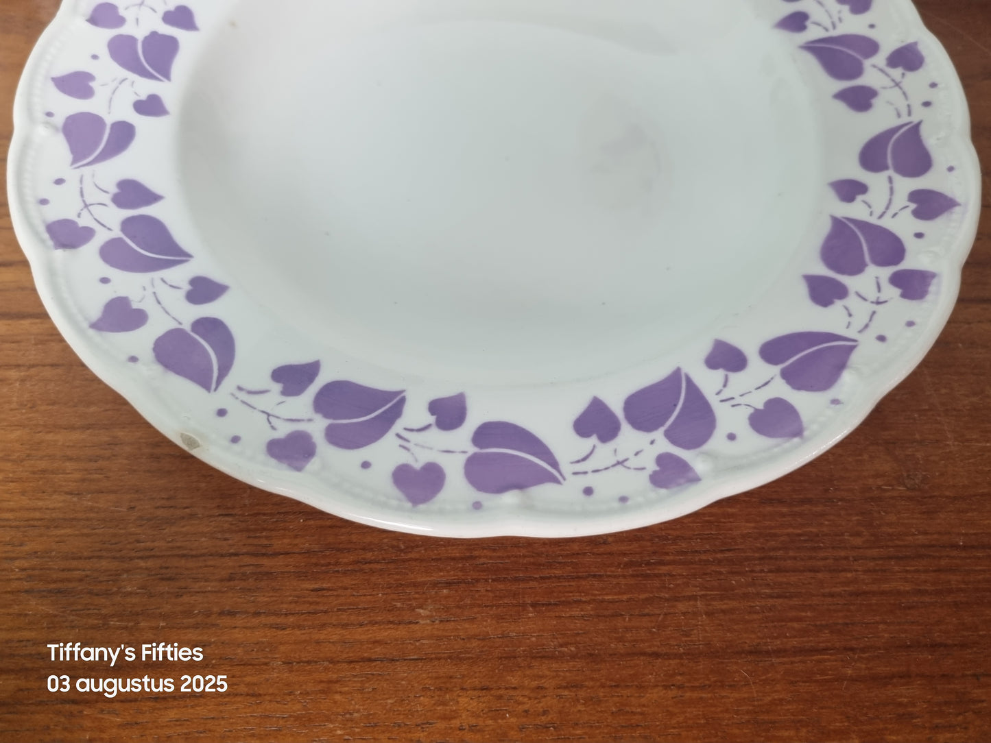 Diep bord Boch "Festival" hartenblaadjes lila