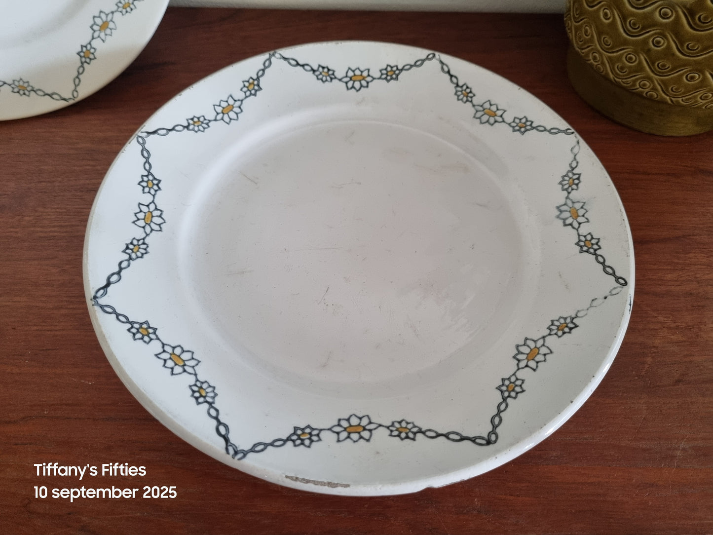 Taartschaal op voet Somain met bloemen