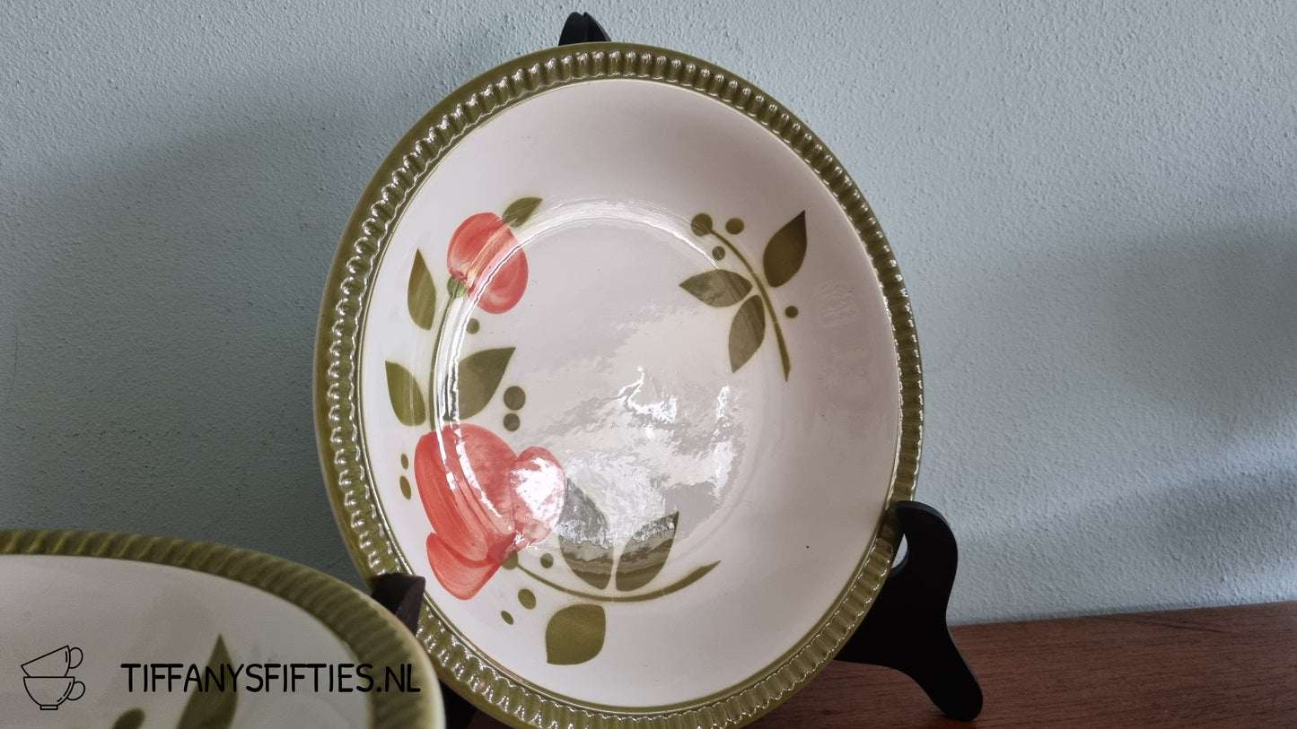 Diep bord Boch "Delta" met handgeschilderde bloemen