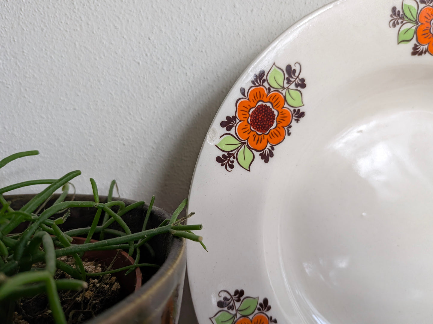 Diep bord DDR met retro oranje bloemendecor