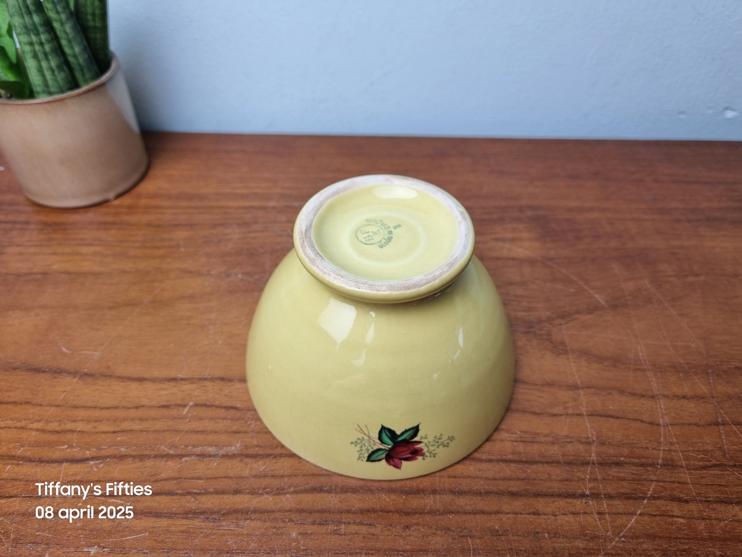 Gele spoelkom Boch met rozen