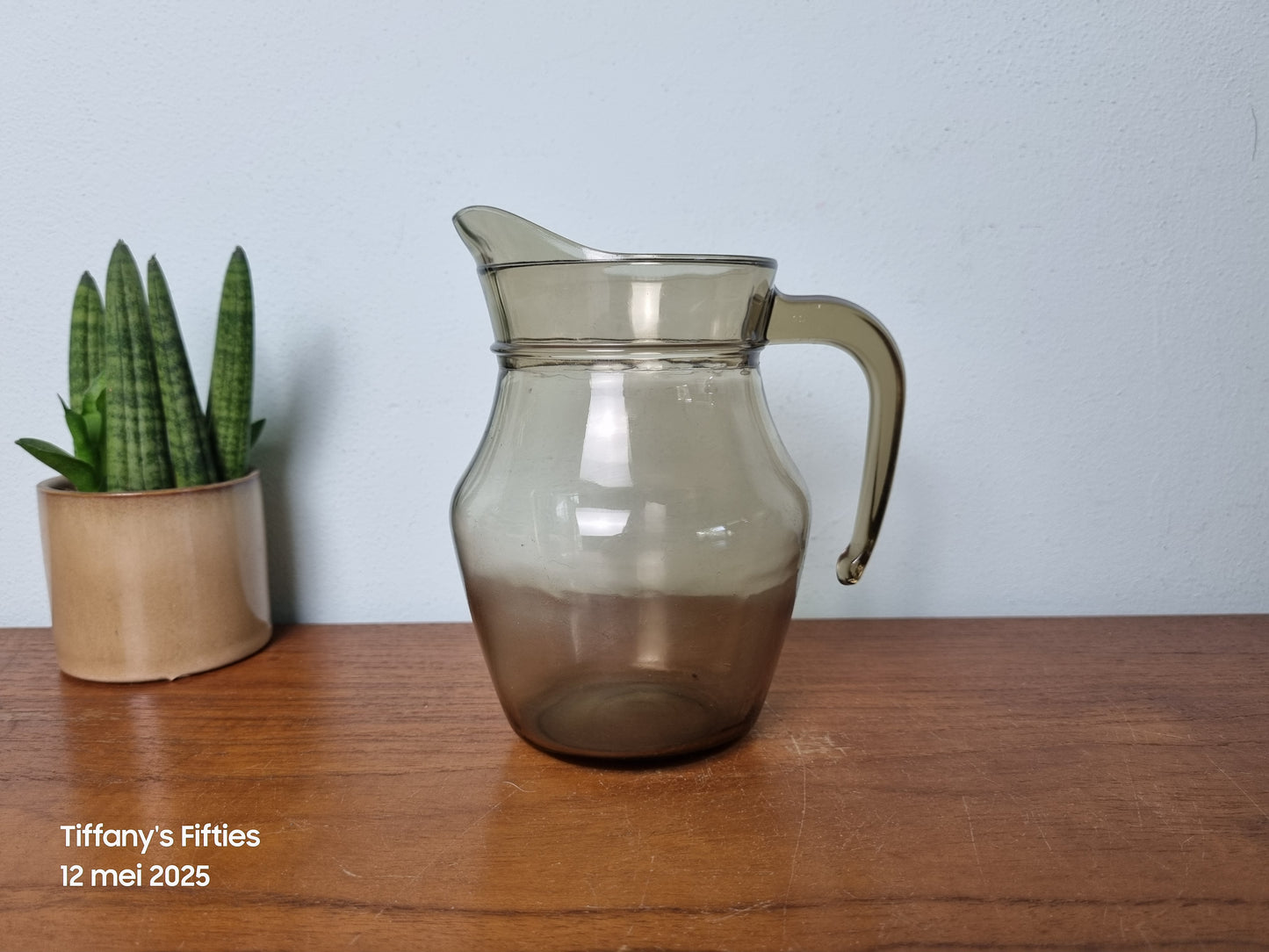 Vintage waterkan in rookglas