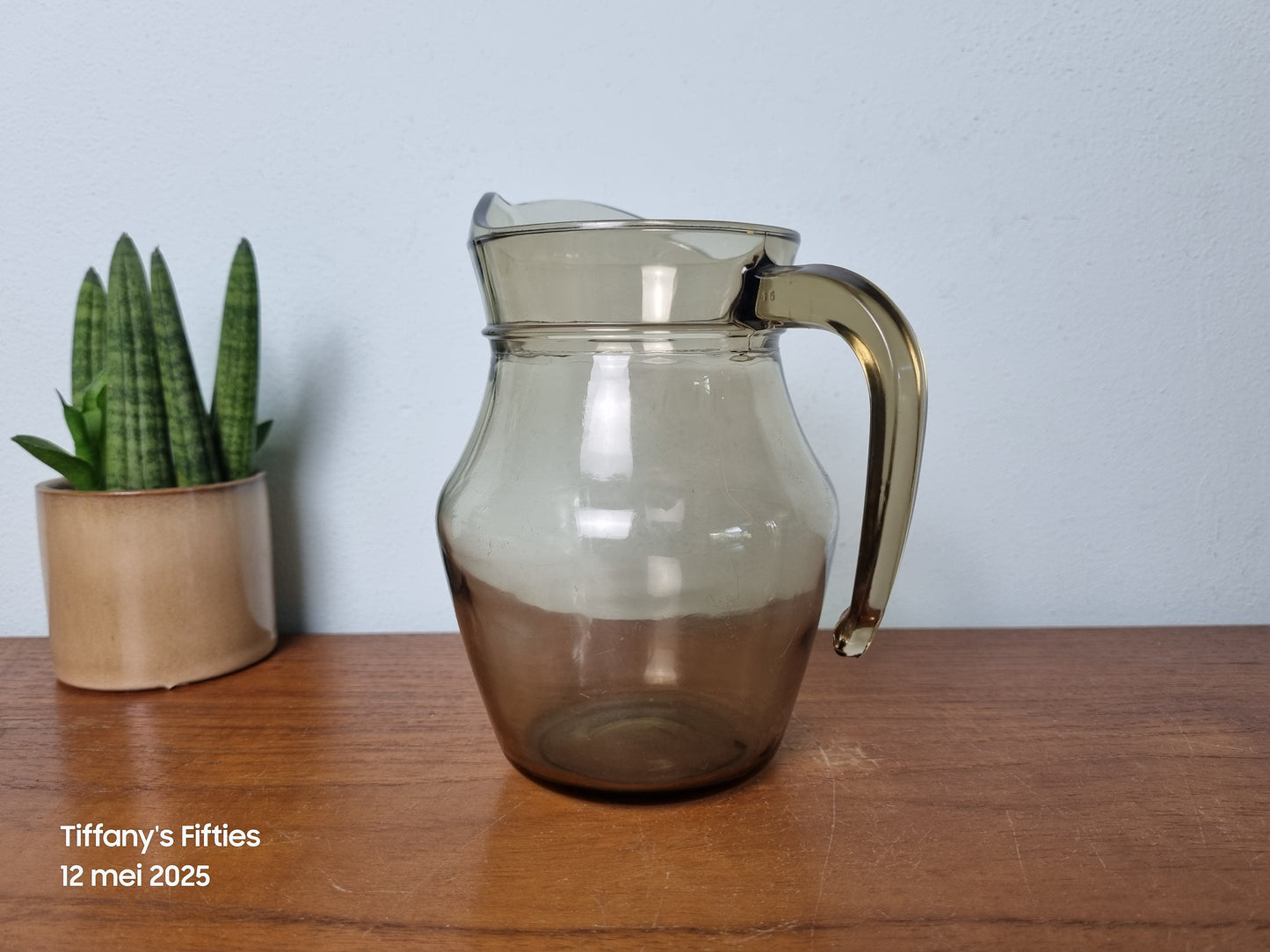 Vintage waterkan in rookglas