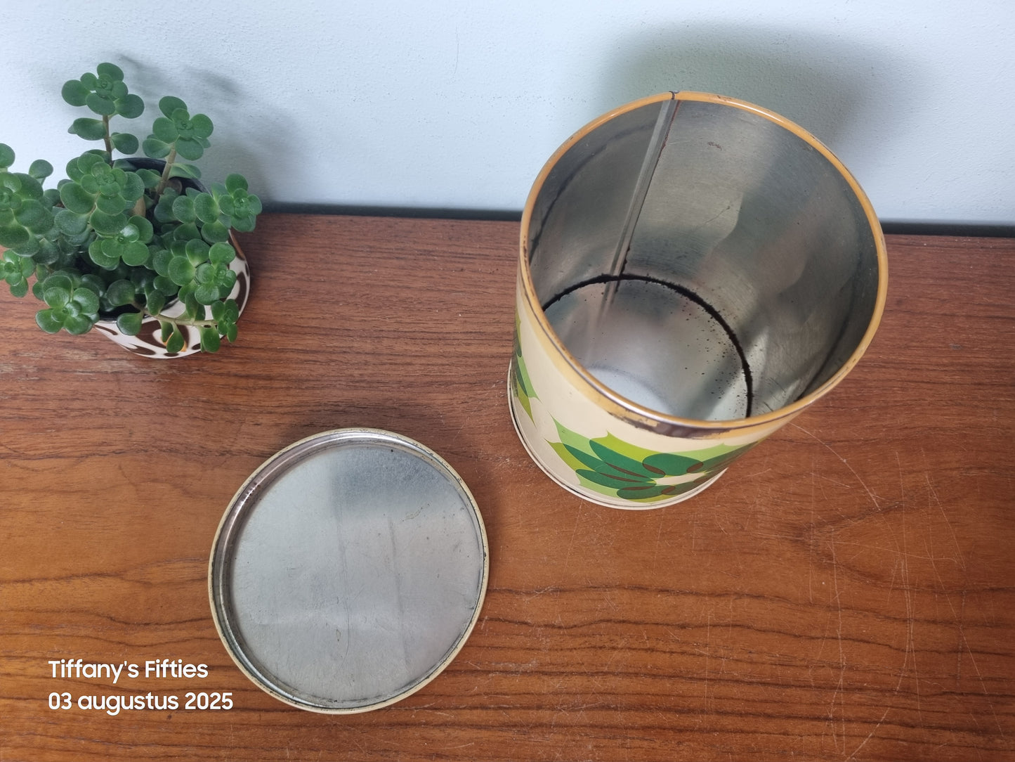 Retro voorraadblik groen bloemenmotief