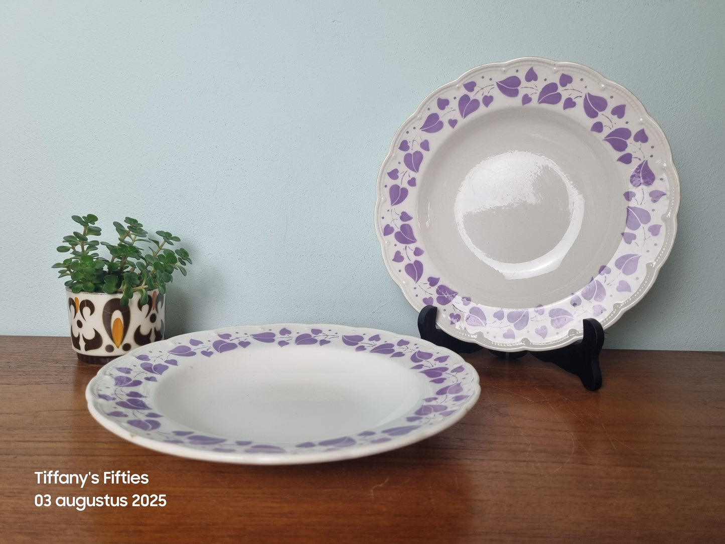 Diep bord Boch "Festival" hartenblaadjes lila