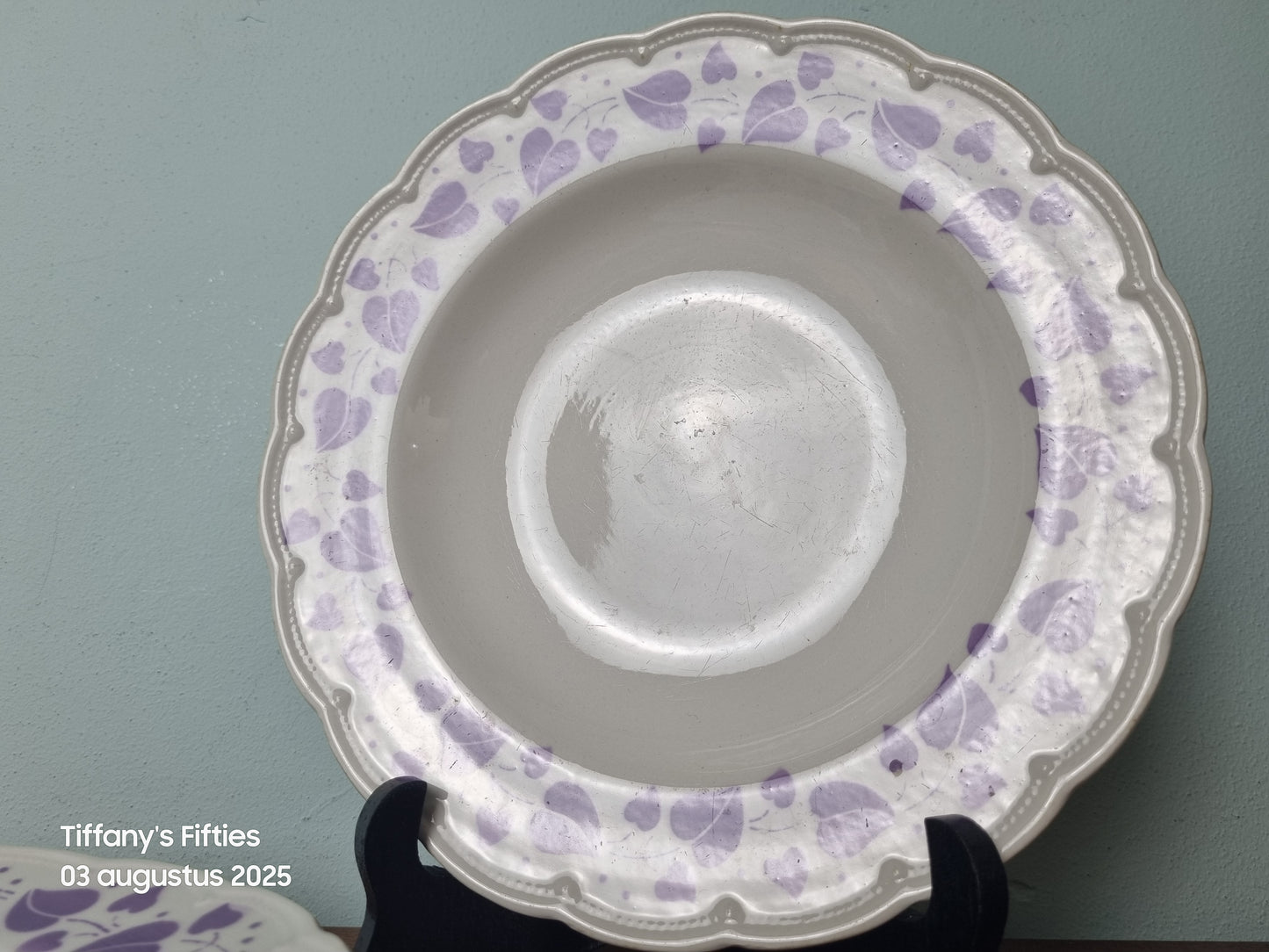 Diep bord Boch "Festival" hartenblaadjes lila