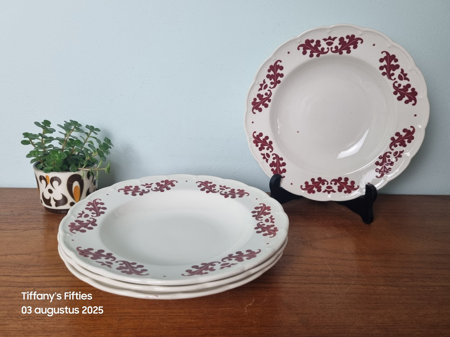 Diep bord Boch "Festival" Coronation rood