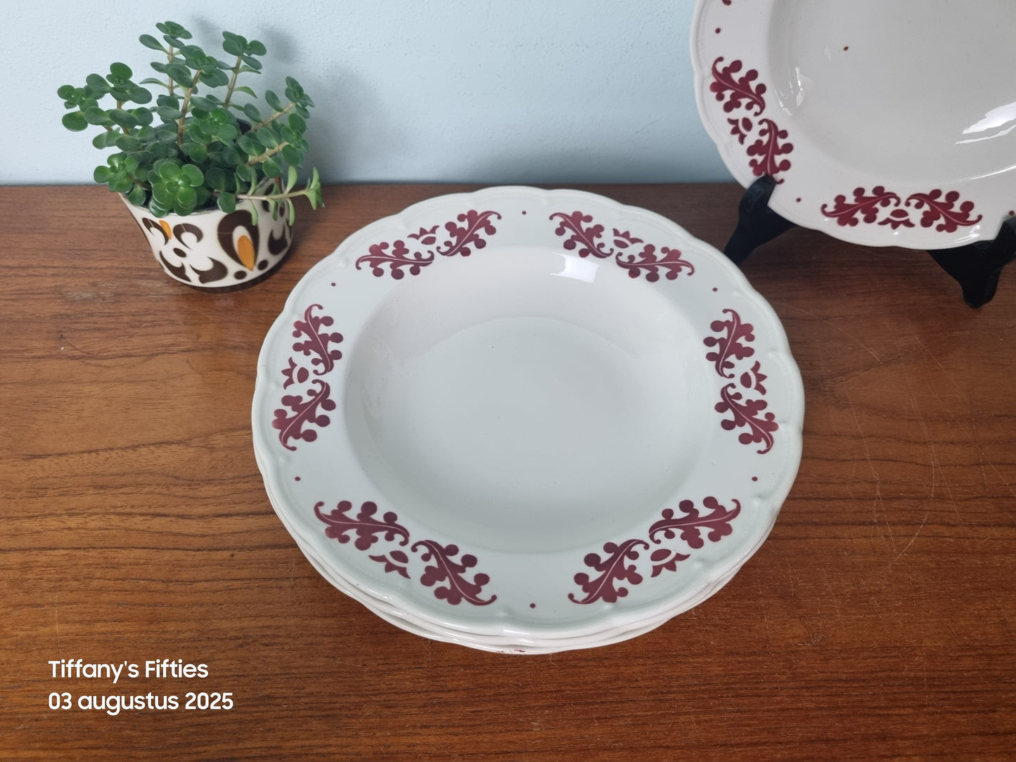 Diep bord Boch "Festival" Coronation rood