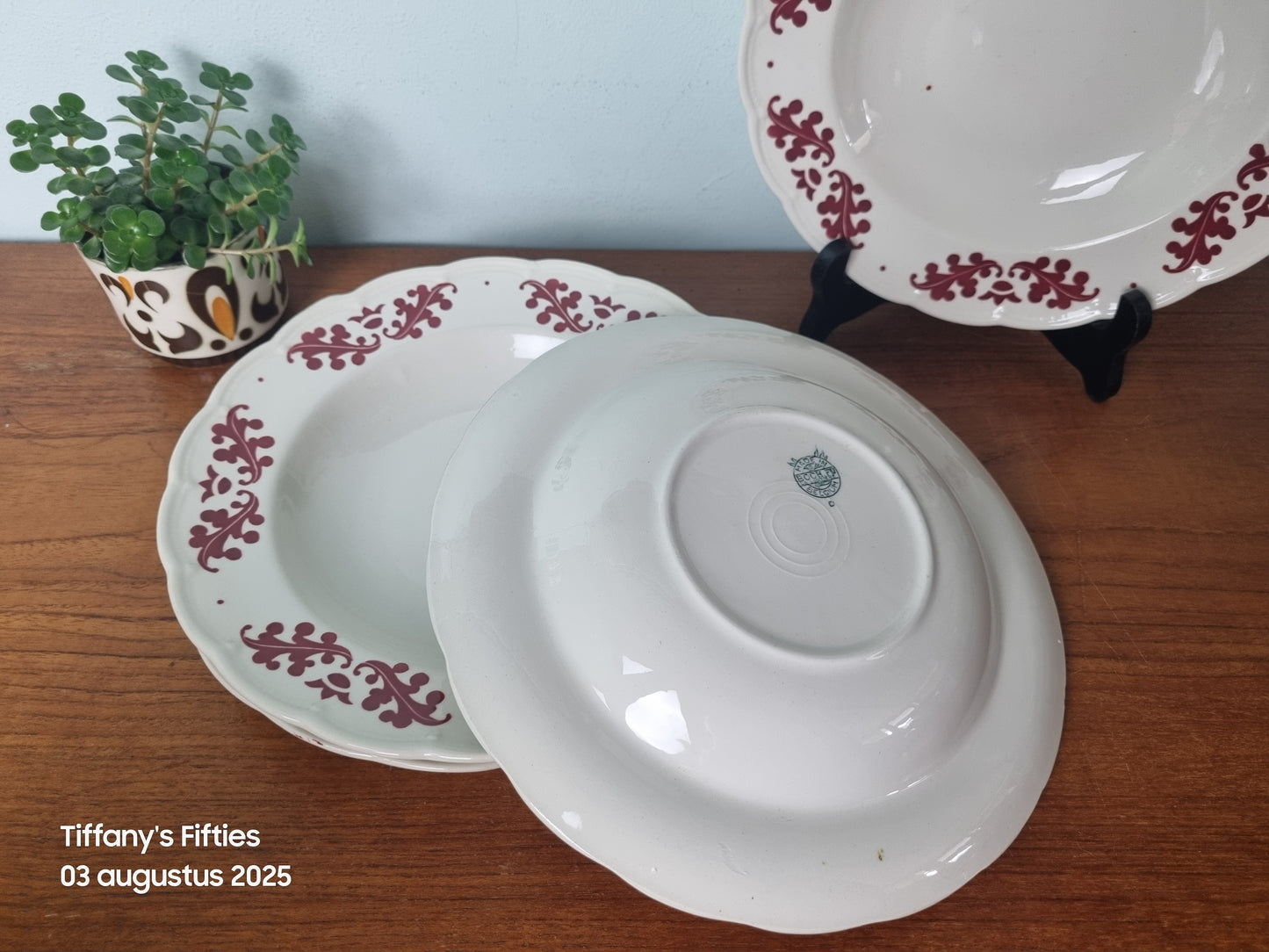 Diep bord Boch "Festival" Coronation rood