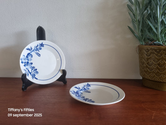 2 bordjes St Amand blauwe bloemen