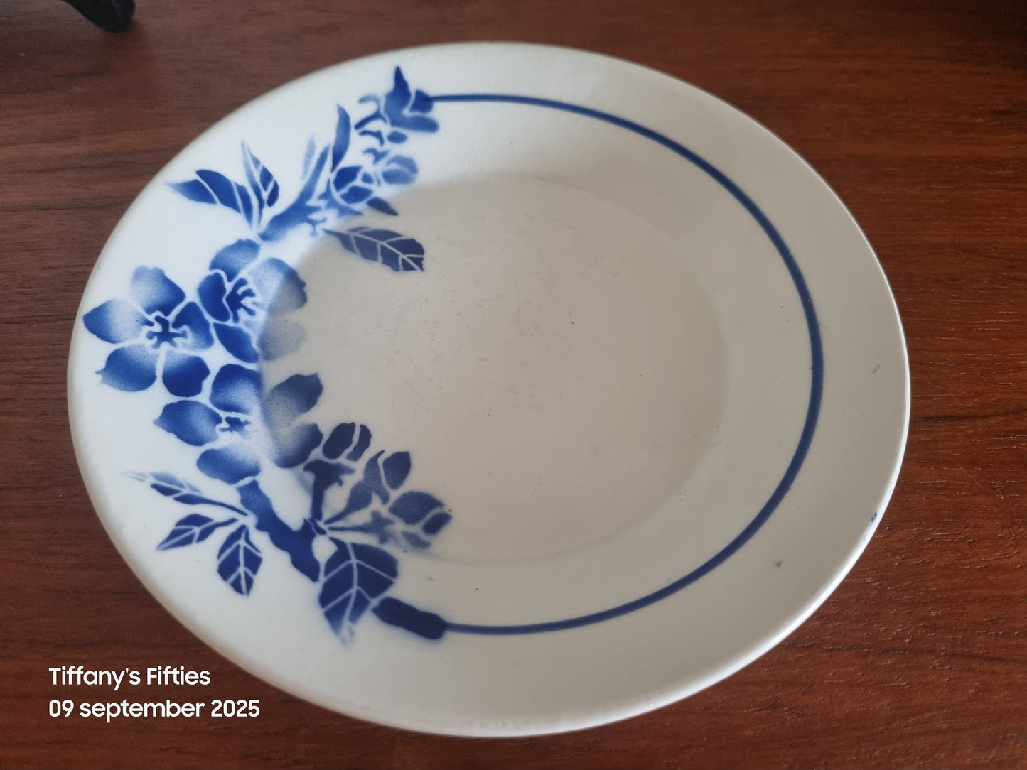 2 bordjes St Amand blauwe bloemen