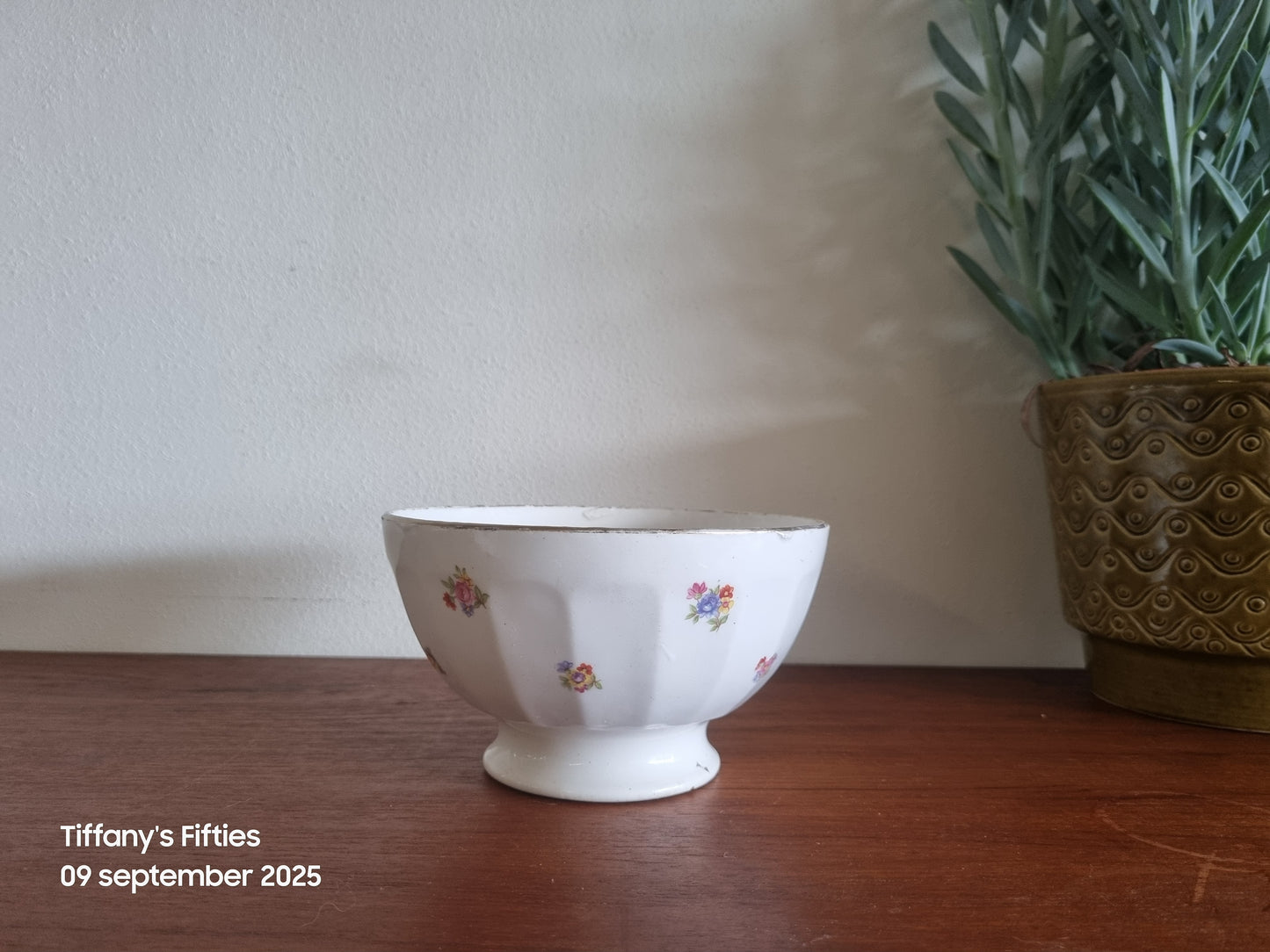 Grote facet spoelkom bloemetjes