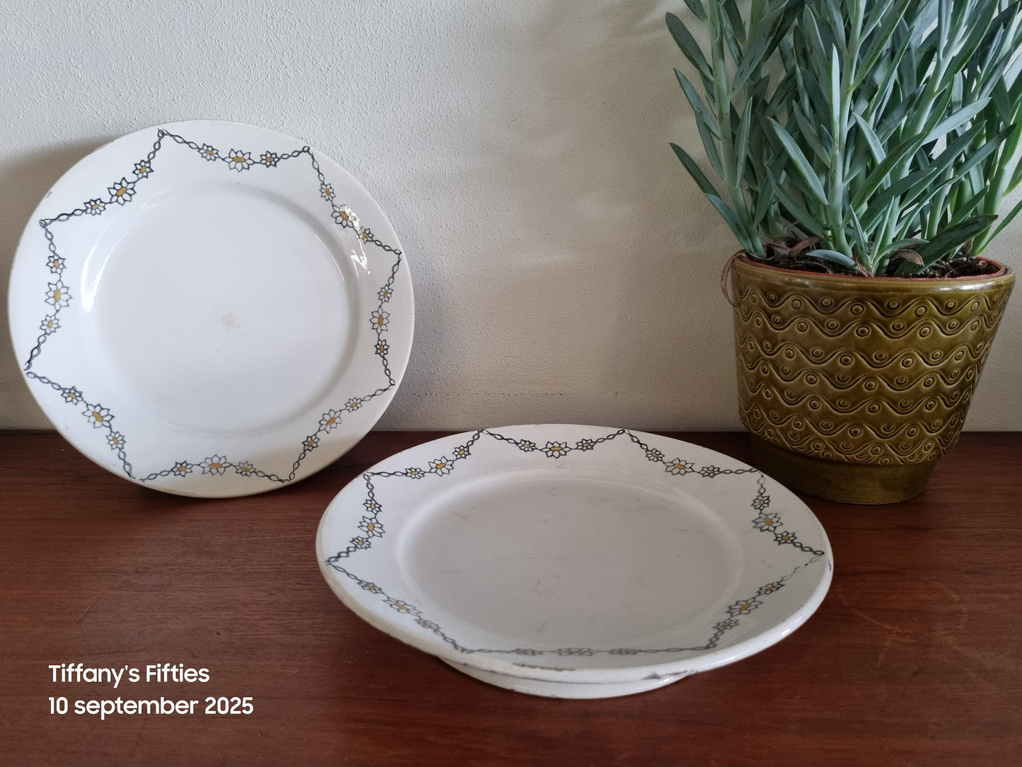 Taartschaal op voet Somain met bloemen