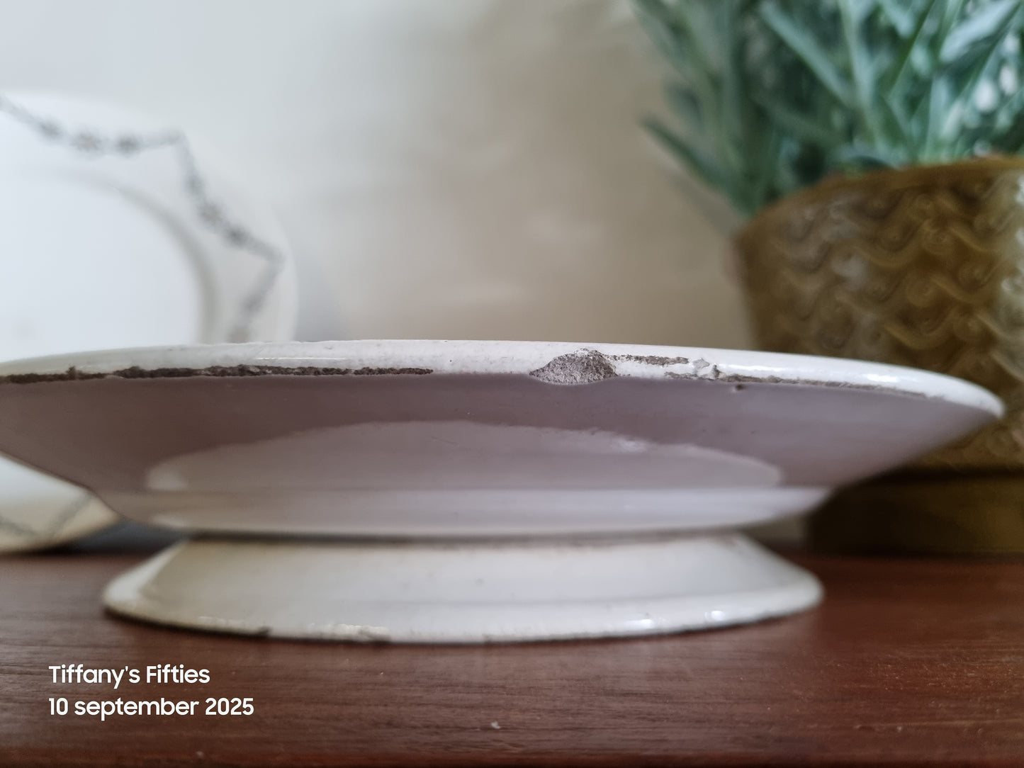 Taartschaal op voet Somain met bloemen