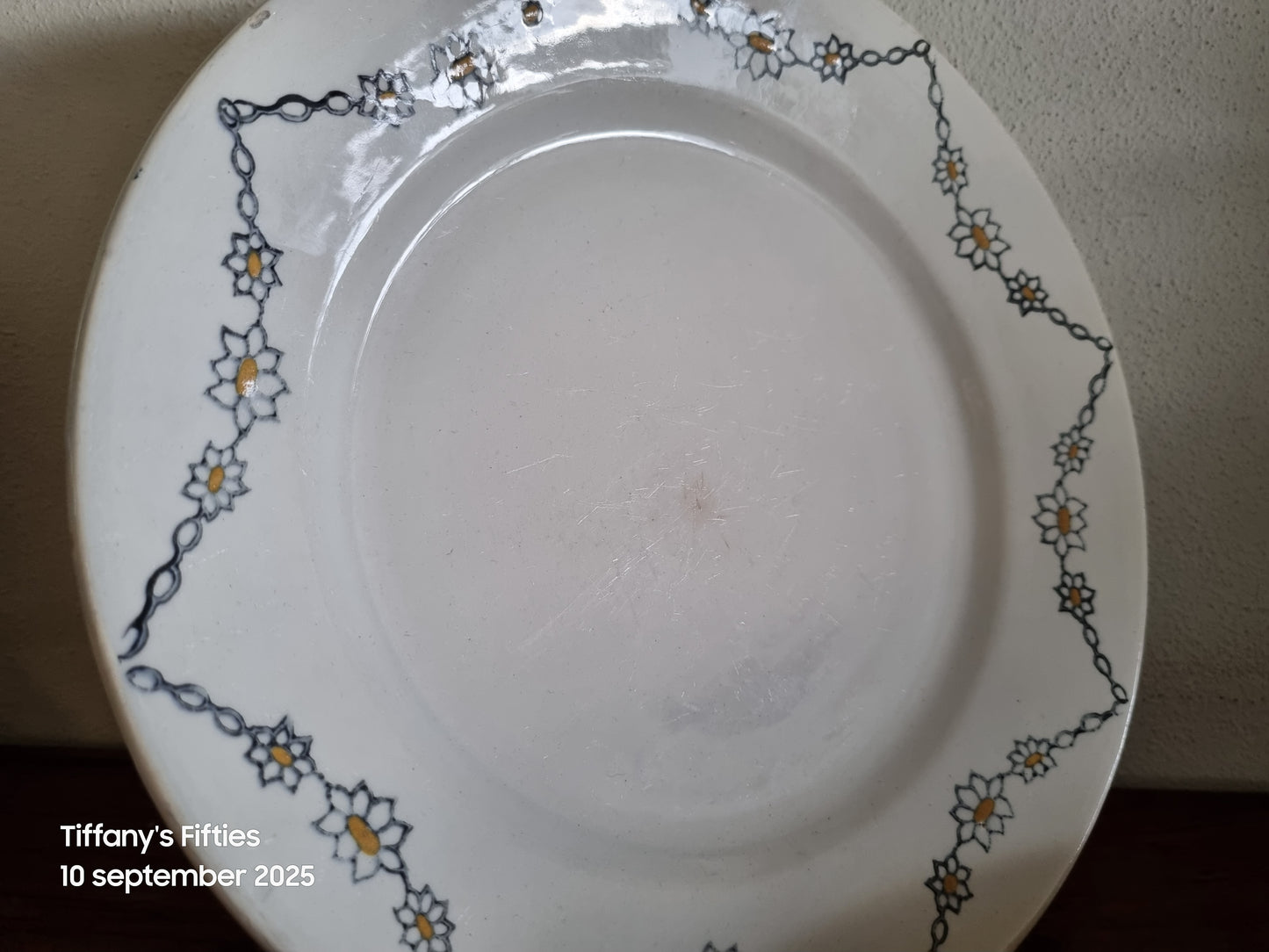 Taartschaal op voet Somain met bloemen