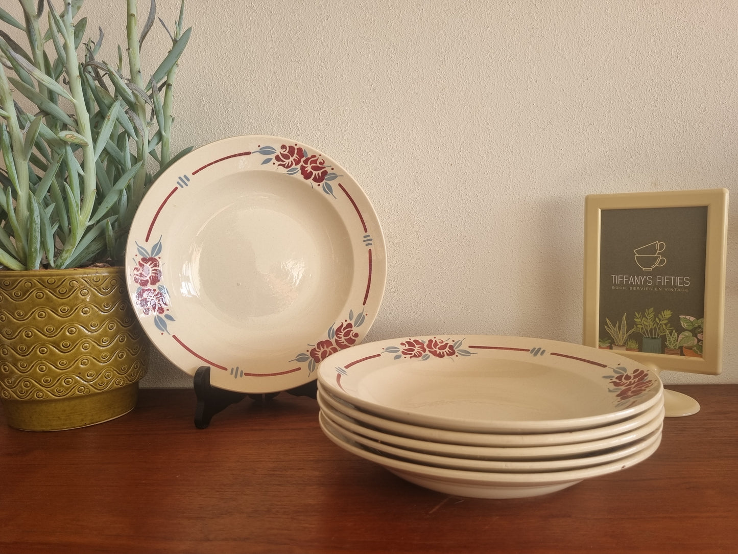 Diep bord Boch rood-en-blauwe bloemen