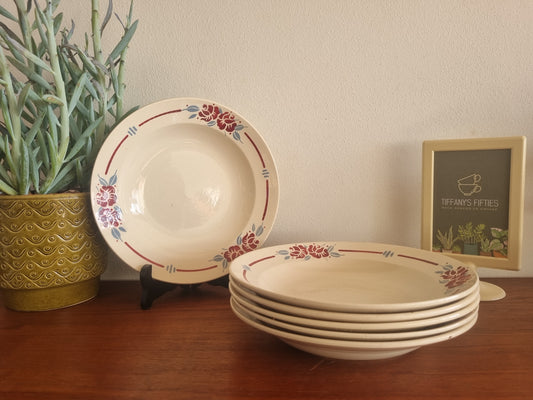 Diep bord Boch rood-en-blauwe bloemen