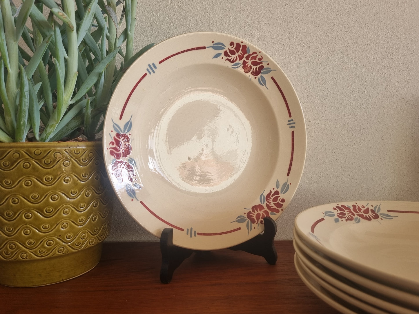 Diep bord Boch rood-en-blauwe bloemen