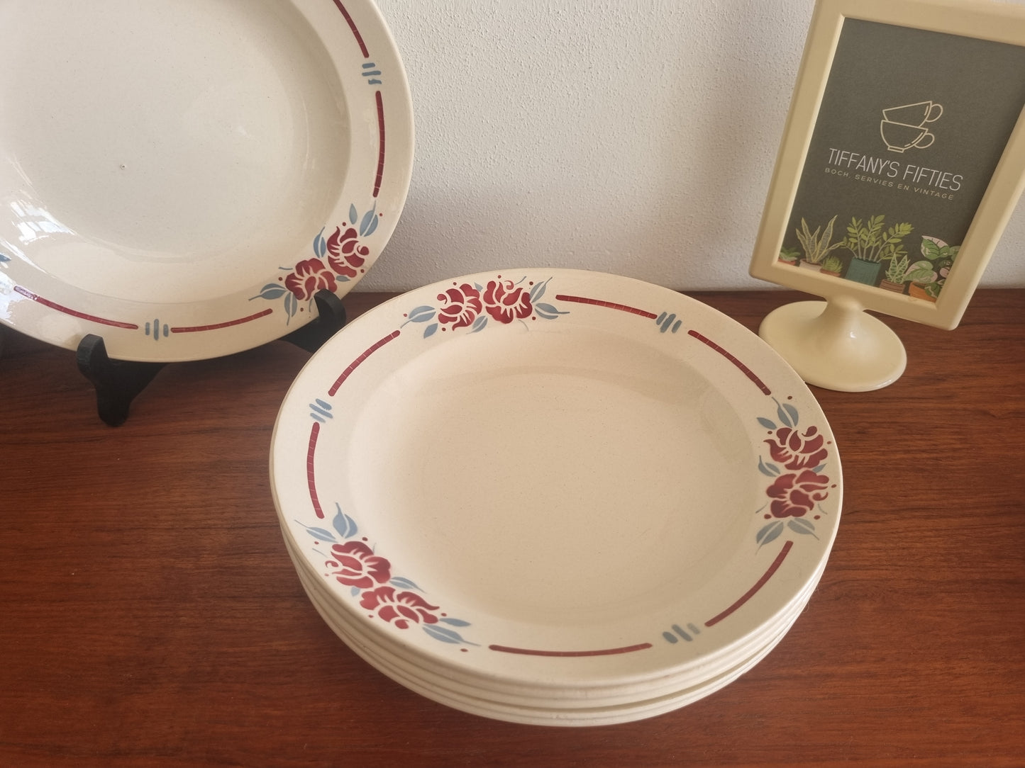 Diep bord Boch rood-en-blauwe bloemen