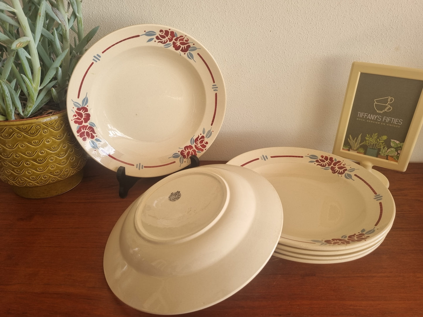 Diep bord Boch rood-en-blauwe bloemen