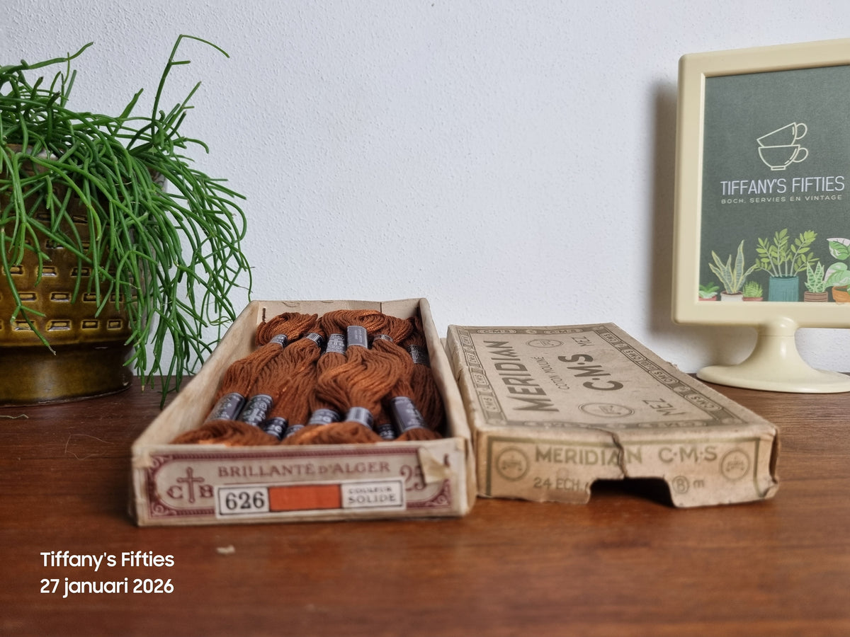 Vintage Meridian C.M.S. borduurgaren – doos met bruin garen nr. 626