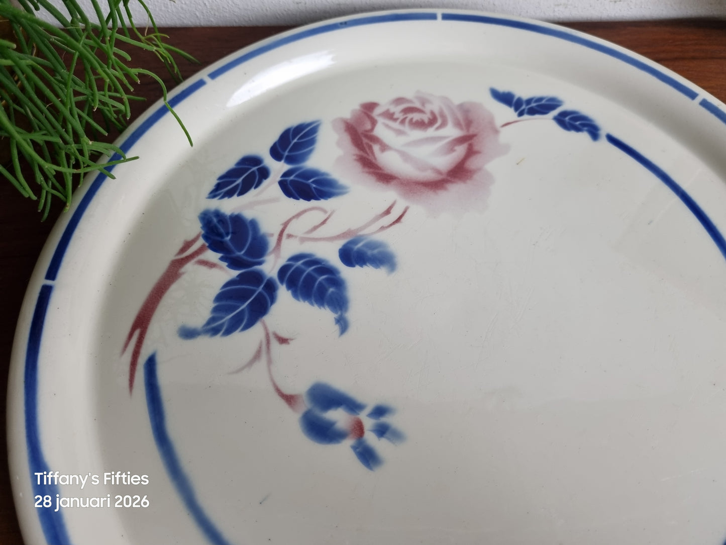 Taartbord Lunéville, rood-blauwe roos