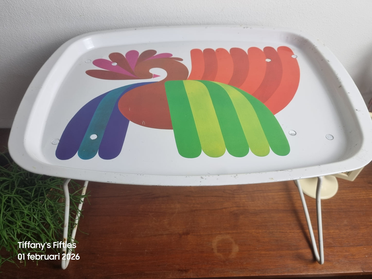 Metalen vintage dienblad op pootjes