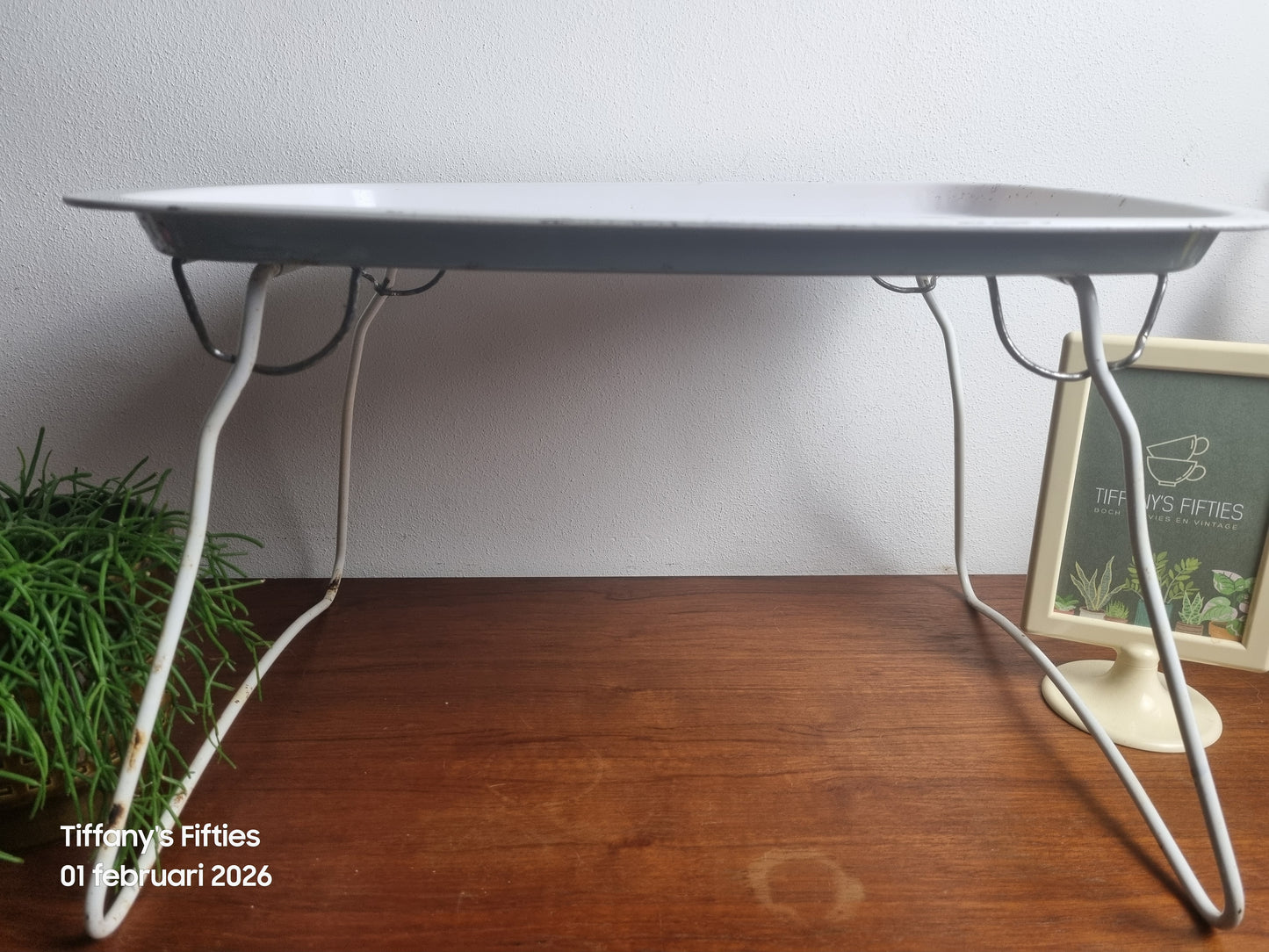 Metalen vintage dienblad op pootjes