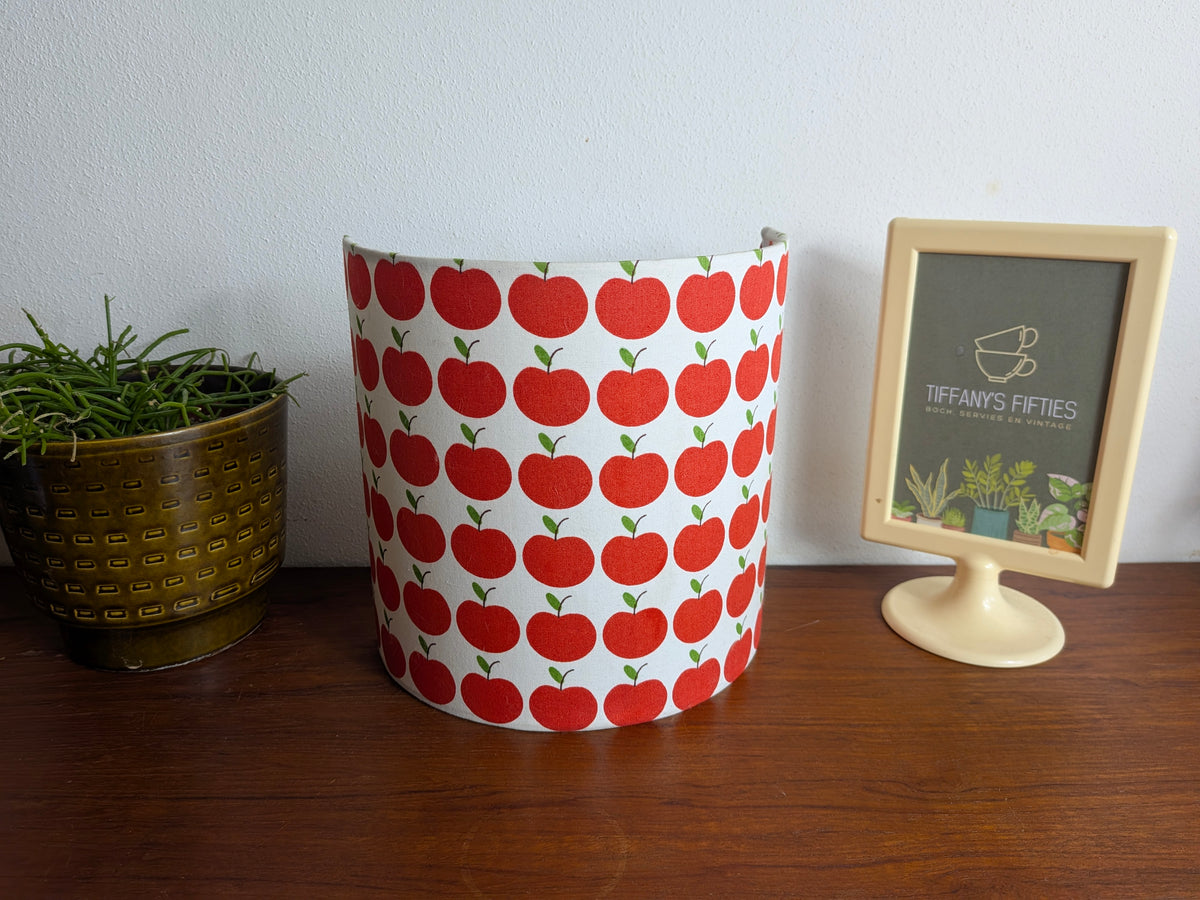 Vintage lampenkamp met rood appeldessin
