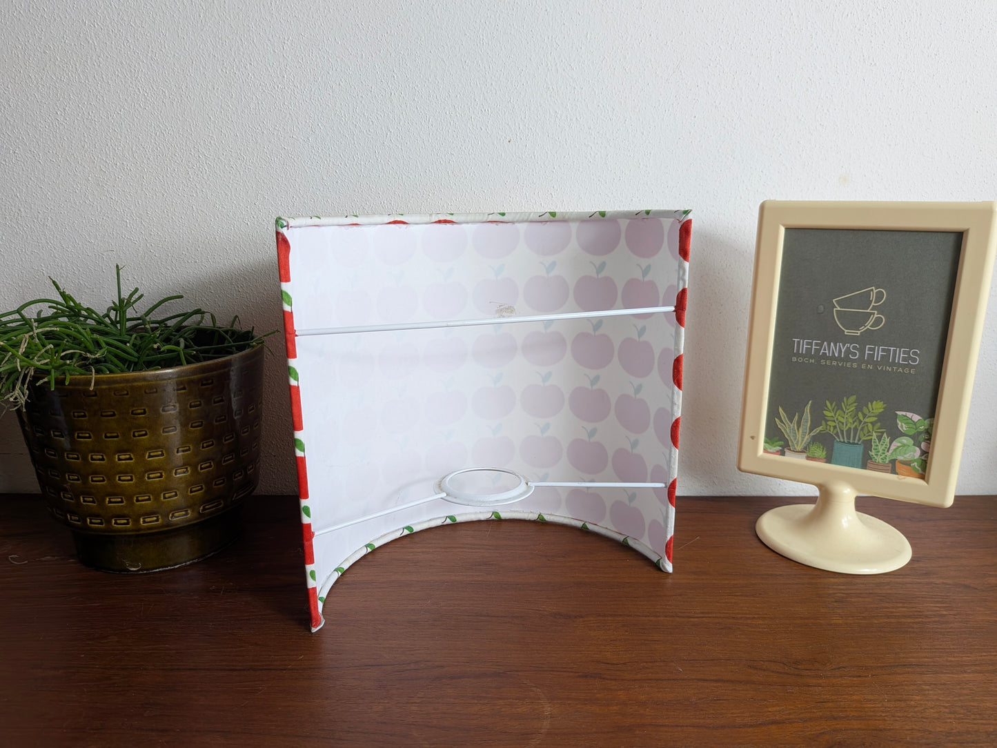 Vintage lampenkamp met rood appeldessin