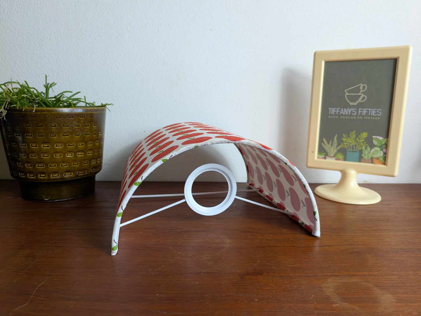 Vintage lampenkamp met rood appeldessin