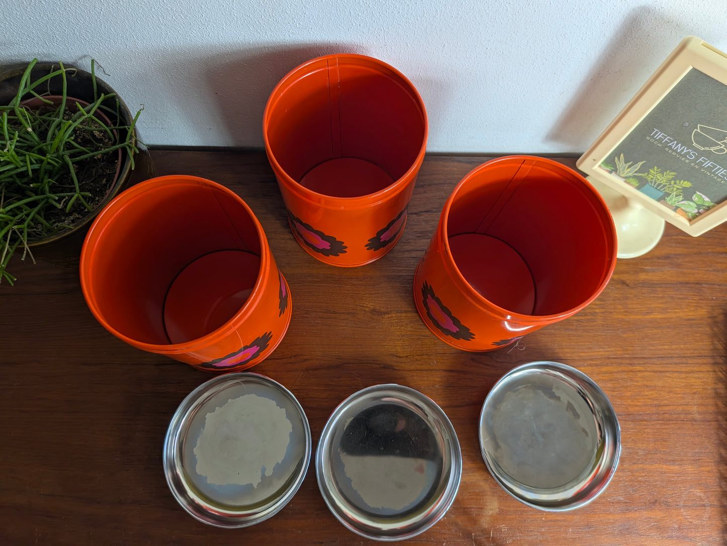 Oranje Brabantia voorraadblik met retro bloemendecor
