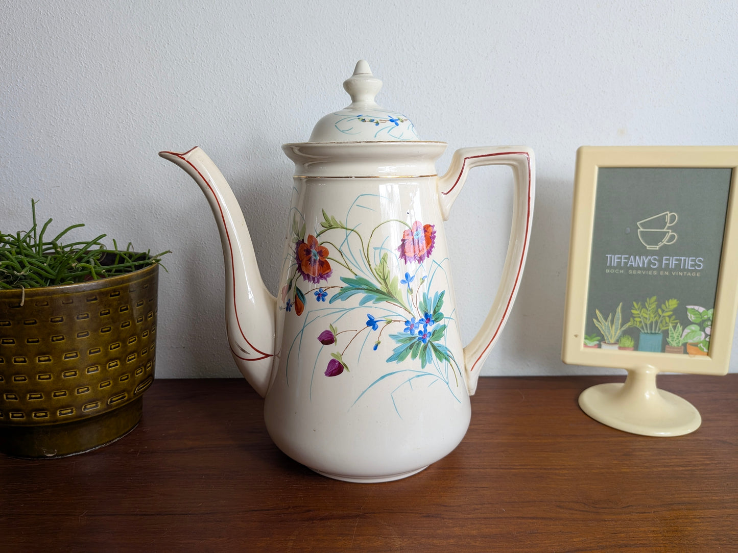 Antieke koffiepot met handbeschilderd bloemendecor