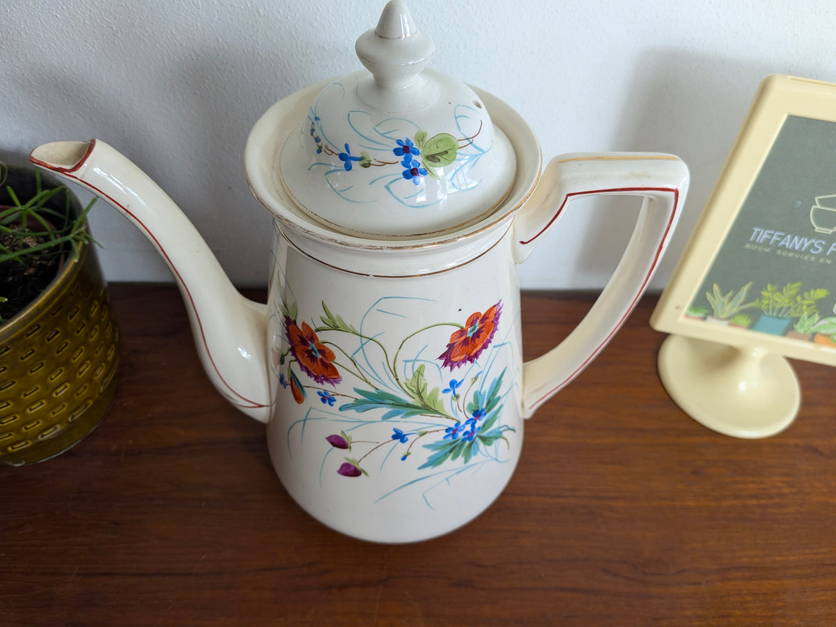 Antieke koffiepot met handbeschilderd bloemendecor