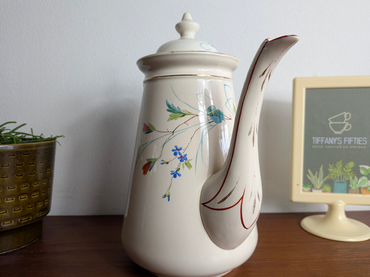 Antieke koffiepot met handbeschilderd bloemendecor