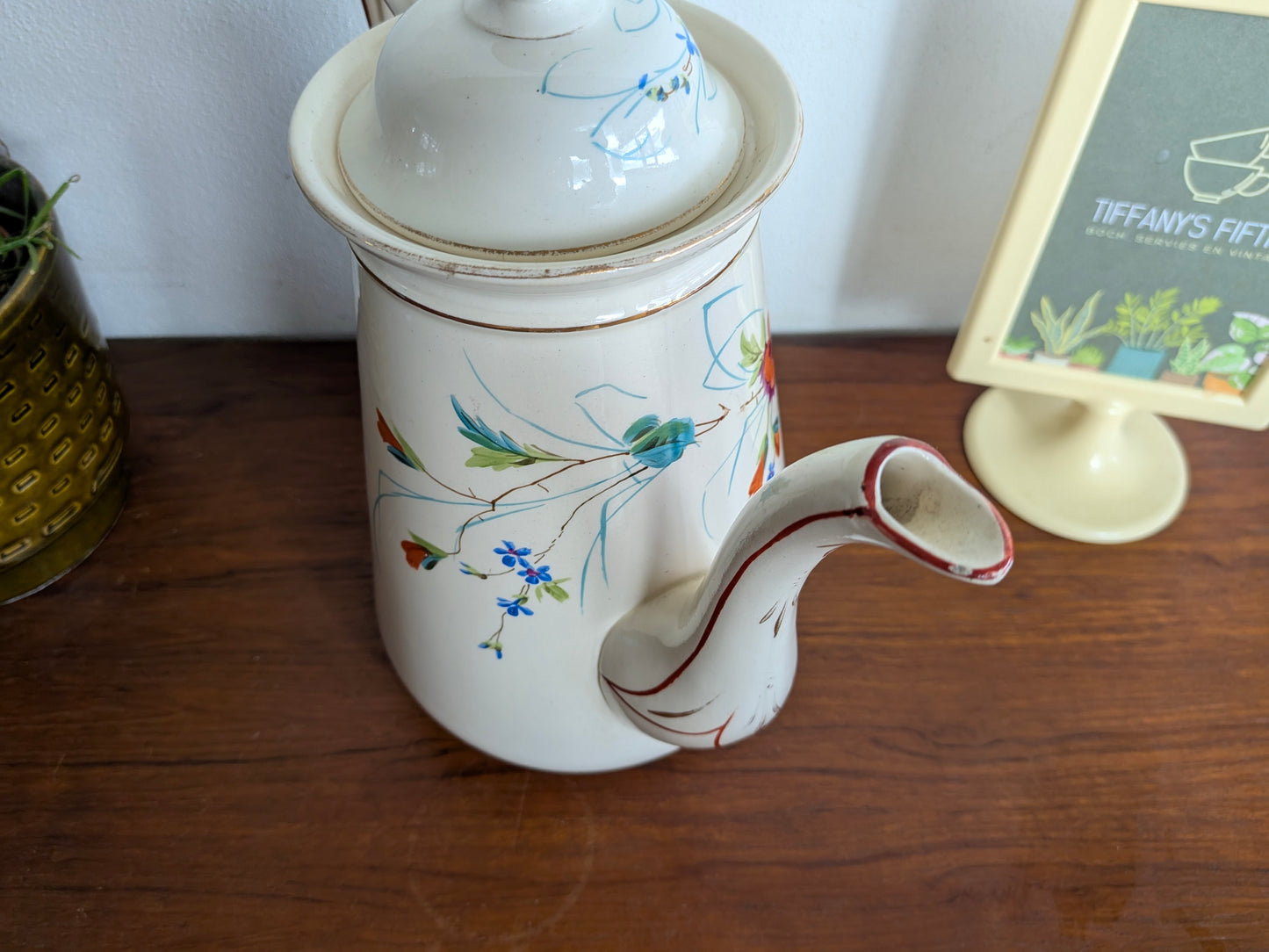 Antieke koffiepot met handbeschilderd bloemendecor