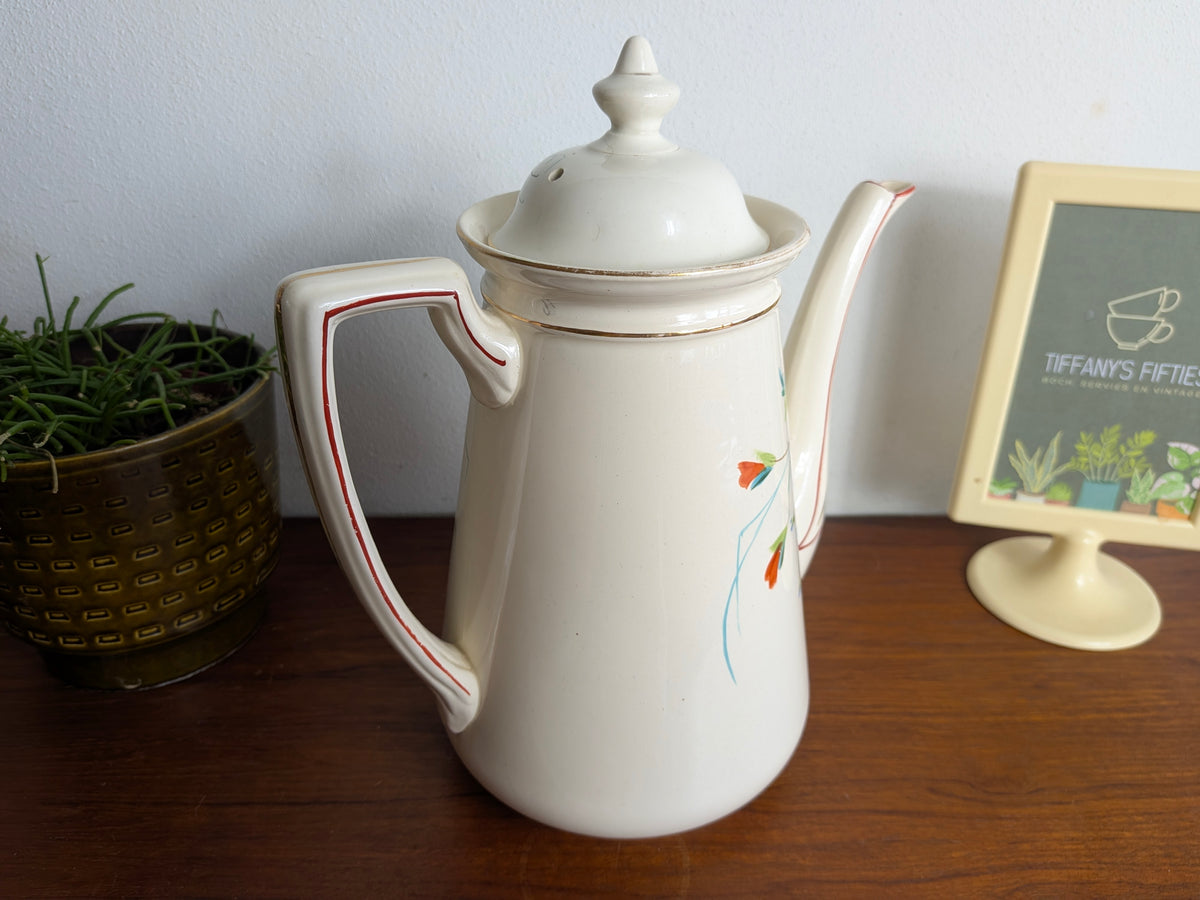 Antieke koffiepot met handbeschilderd bloemendecor