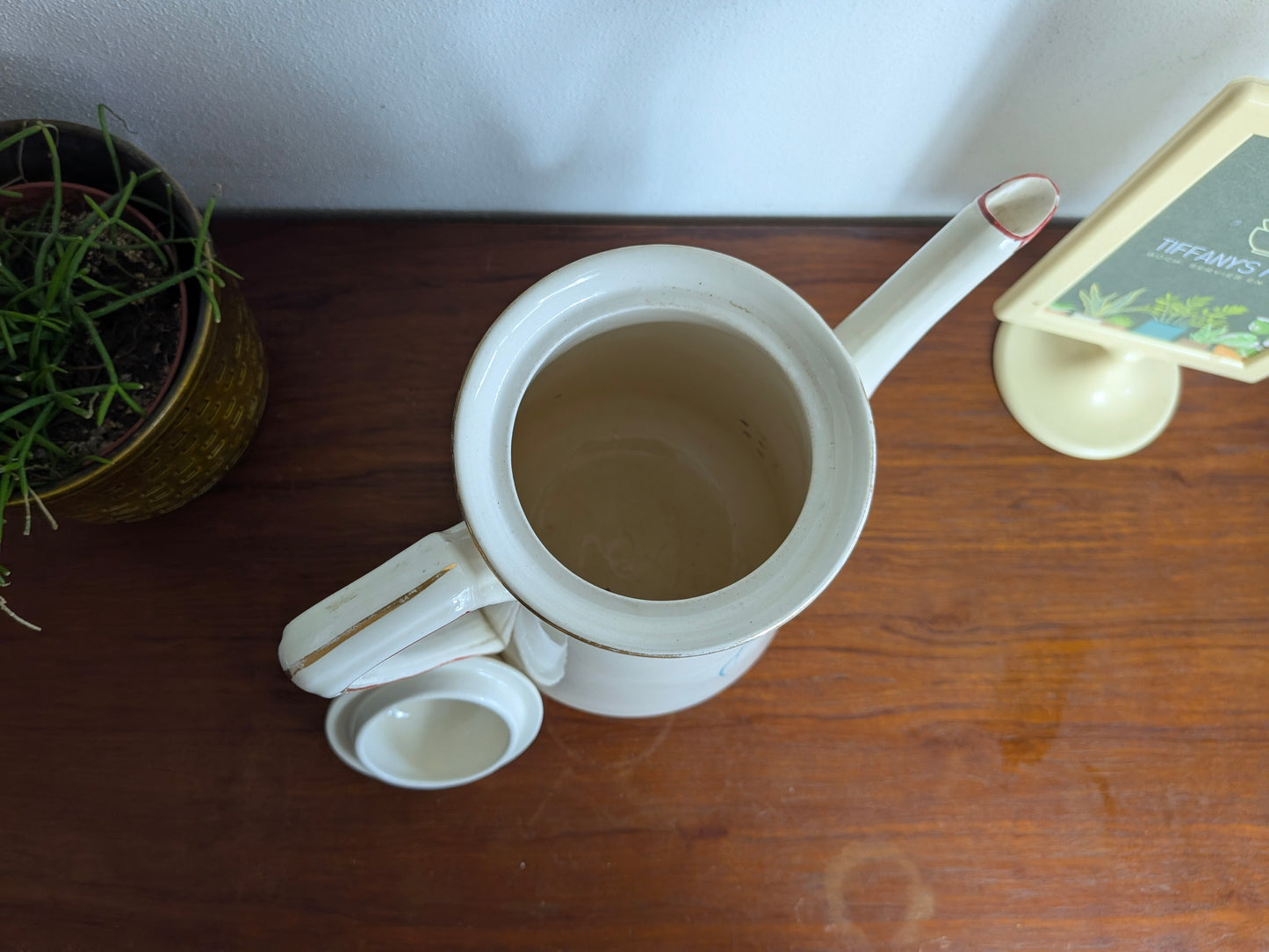 Antieke koffiepot met handbeschilderd bloemendecor