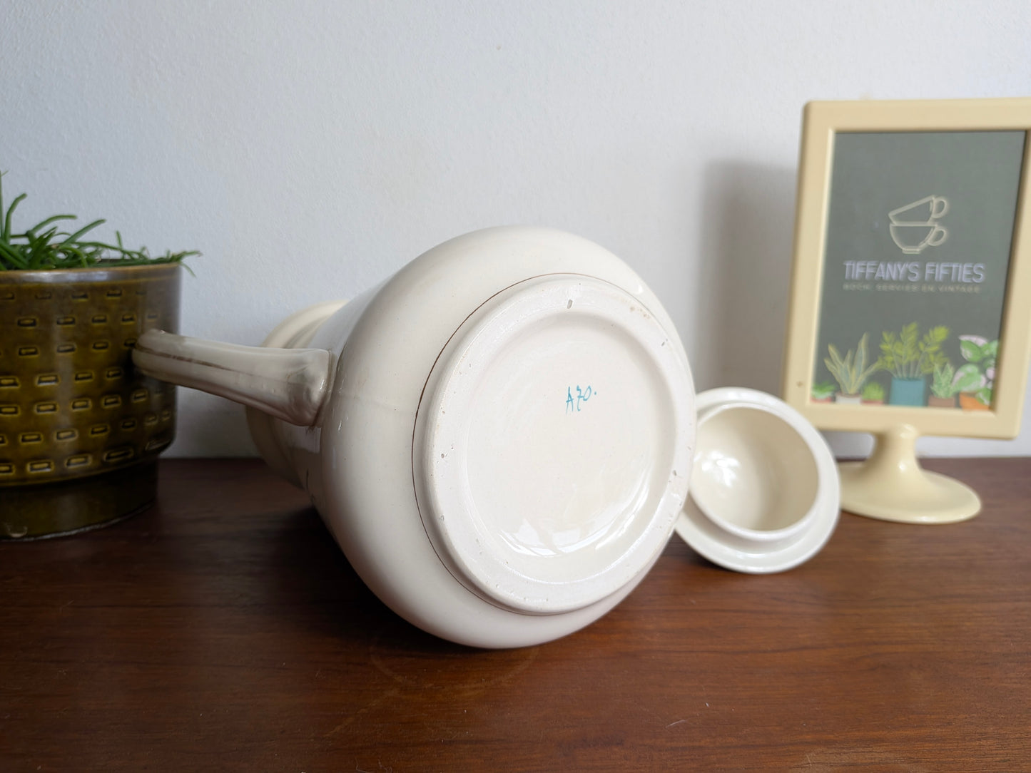 Antieke koffiepot met handbeschilderd bloemendecor