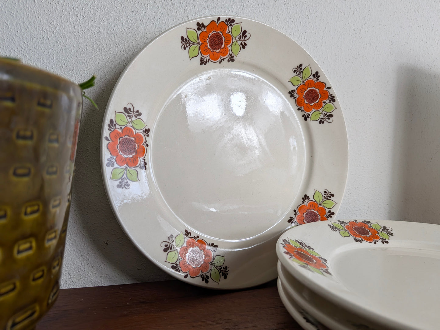 Ontbijtbord DDR met retro oranje bloemendecor