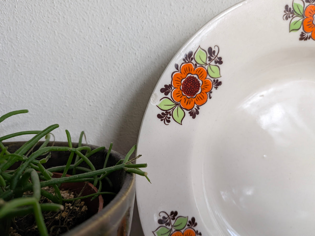 Diep bord DDR met retro oranje bloemendecor
