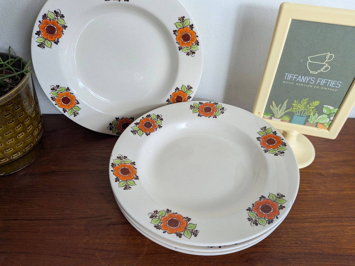 Diep bord DDR met retro oranje bloemendecor