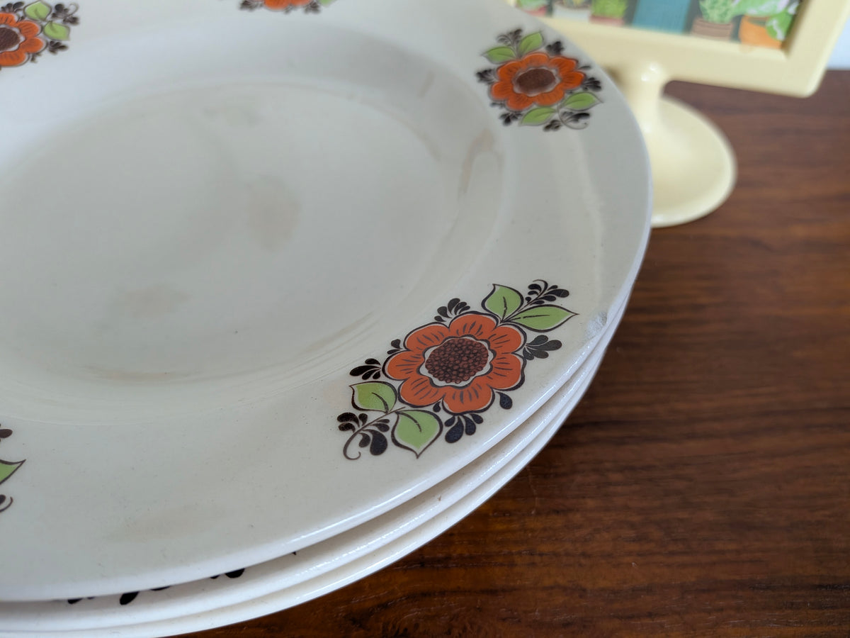 Diep bord DDR met retro oranje bloemendecor
