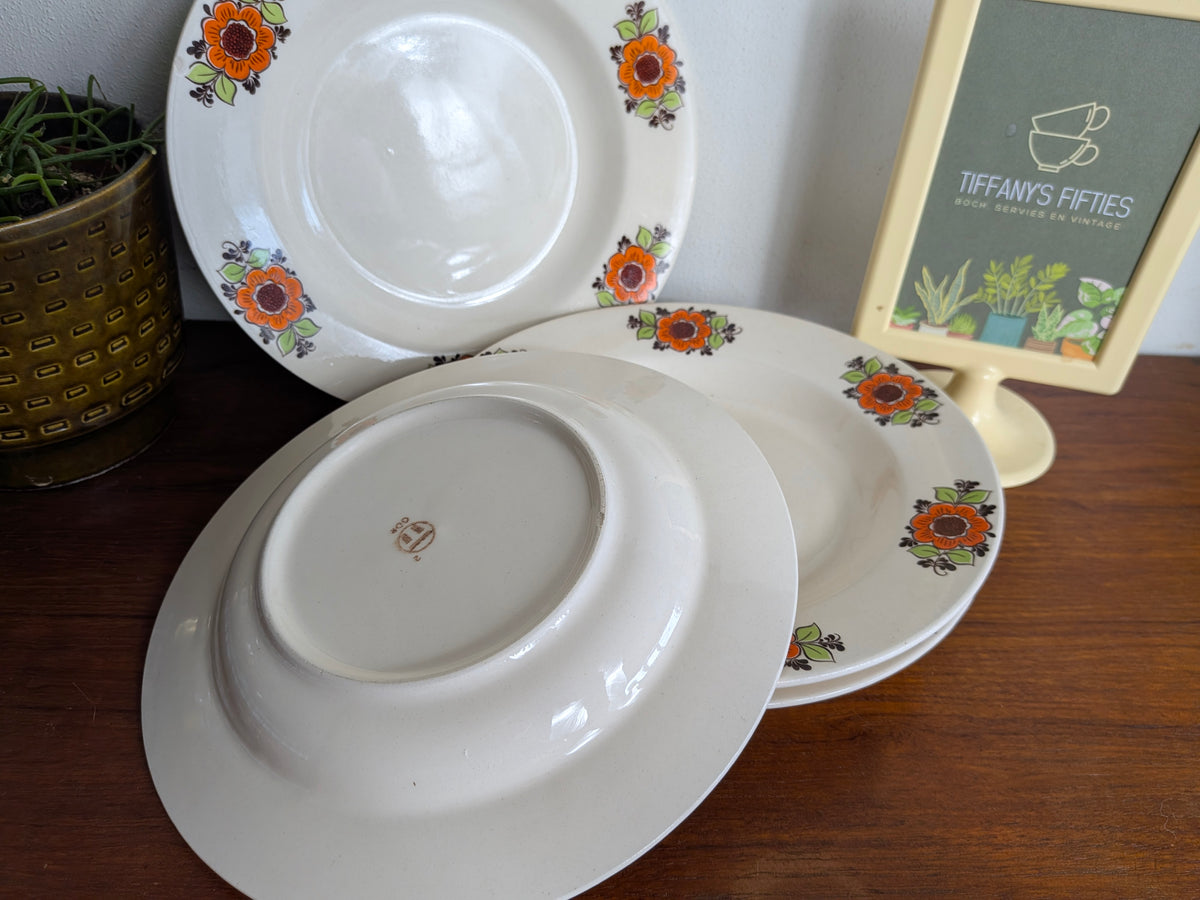 Diep bord DDR met retro oranje bloemendecor