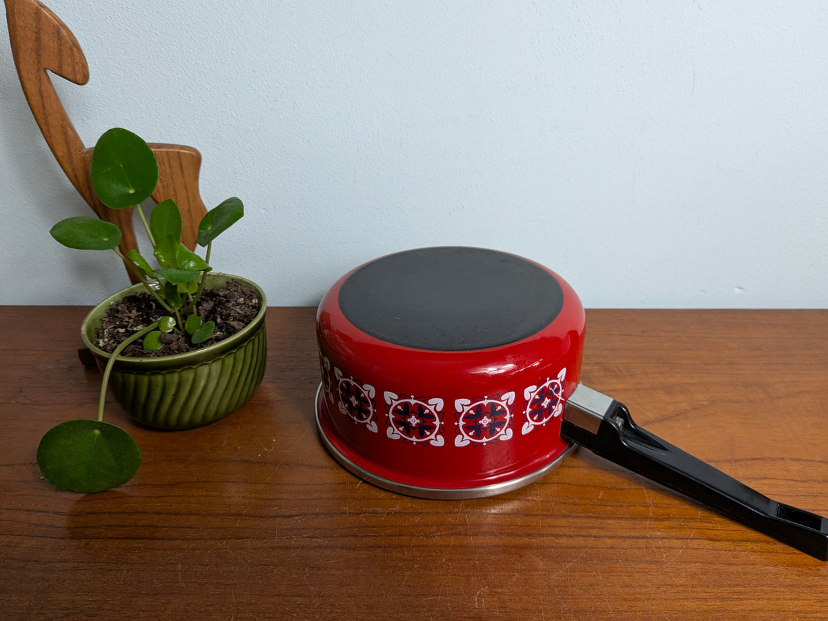 Rode steelpan met retro bloemendecor