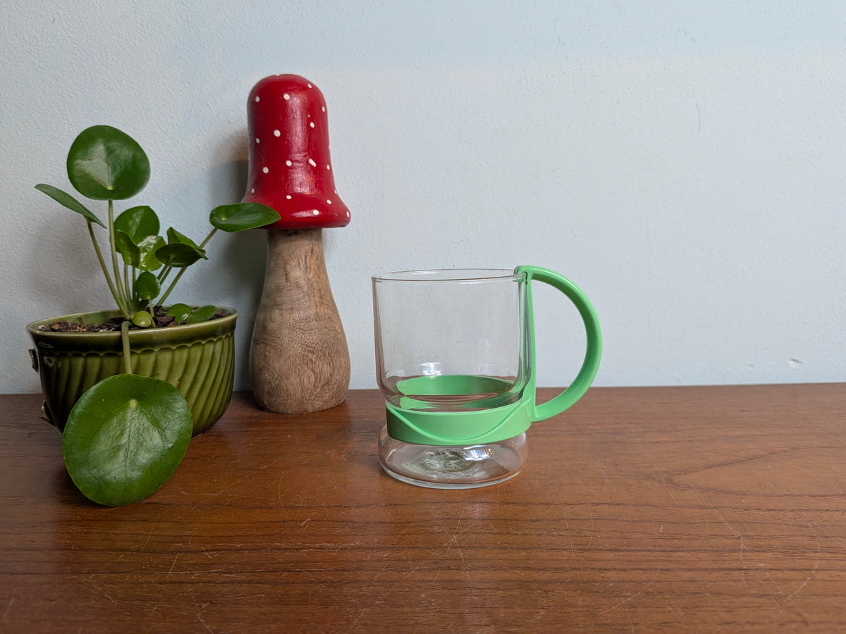 Glazen mok Randwyck Maastricht met groene houder